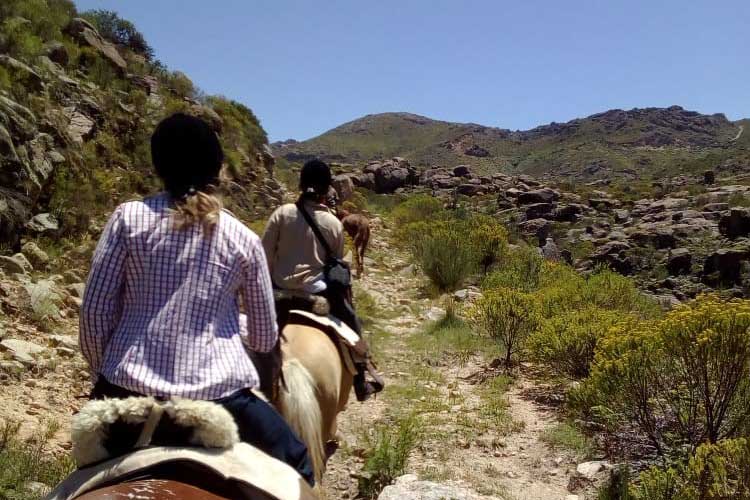 Expedition on horseback in the Traslasierra Valley